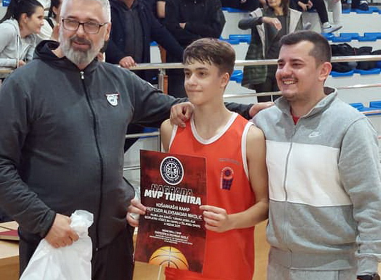 Теон Бошковски со тренерот Нермин Пепиќ