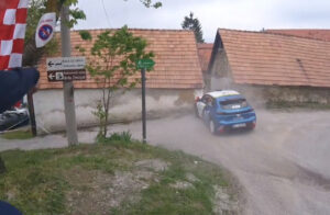 Автомобилист на Светскиот шампионат во рели се ‘заби’ во куќа покрај патеката (ВИДЕО)