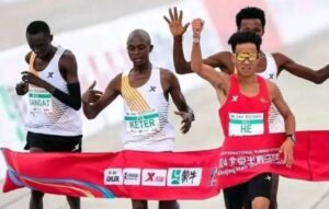Отворена истрага откако африкански маратонци му „пуштиле“ на Кинез да победи на маратон (ВИДЕО)