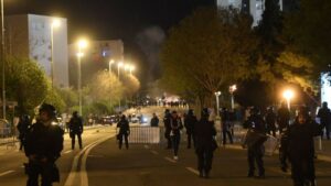 Хаосот од „Пољуд“ се пресели низ улиците на Сплит: Повредени полицајци, 51 приведен хулиган…