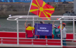 Олимписко шоу во Париз: Македонското знаме развеано на реката Сена (видео)