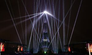 Париз блесна во сиот сјај: Олимпискиот оган ќе лебди над „градот на светлината“ (фотогалерија и видео)